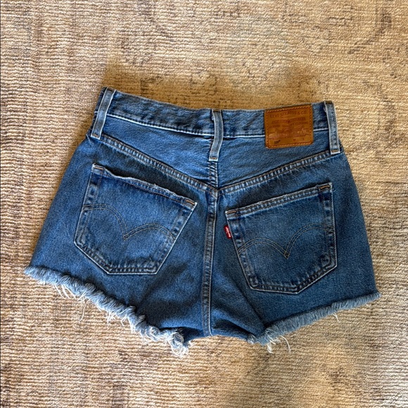 LEVI’S DENIM SHORTS - Picture 2 of 3